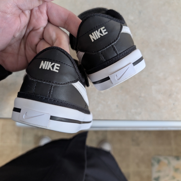 Nike Kids Black Sneakers Like New - Picture 5 of 6